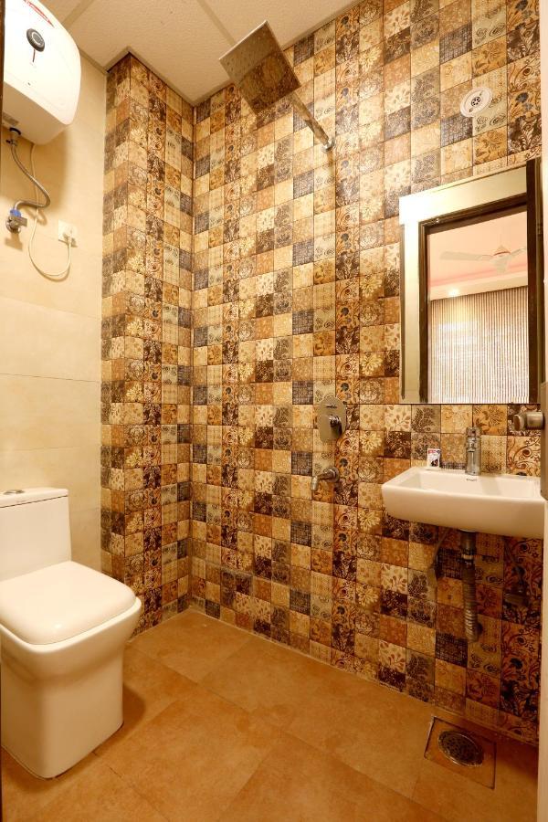 Hotel Ark Wood New Delhi Buitenkant foto